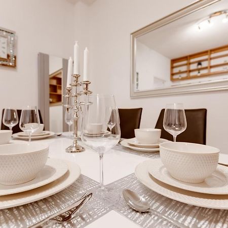 Exclusive Riverside Apartment In The Heart Of Praga Esterno foto