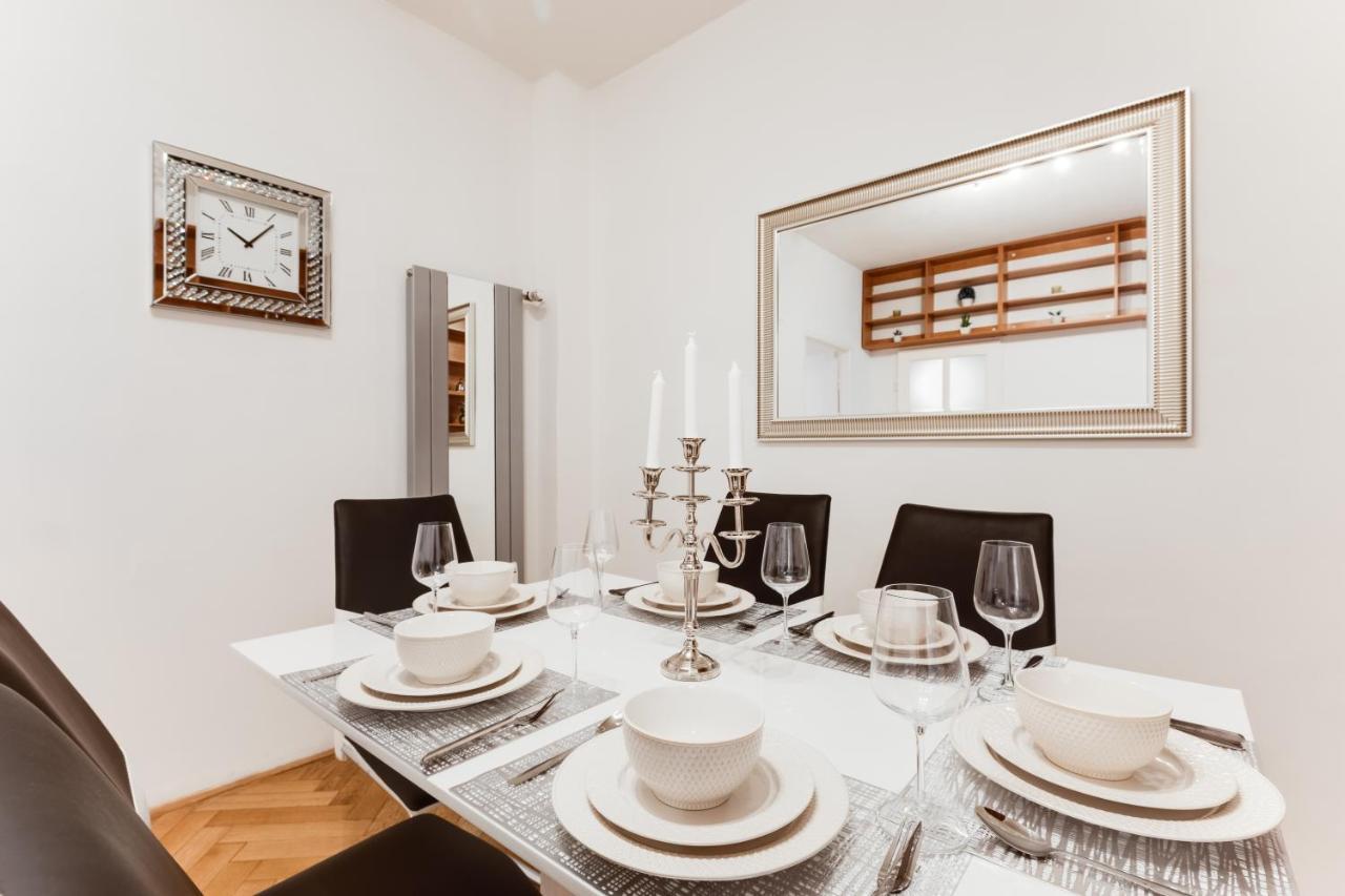 Exclusive Riverside Apartment In The Heart Of Praga Esterno foto