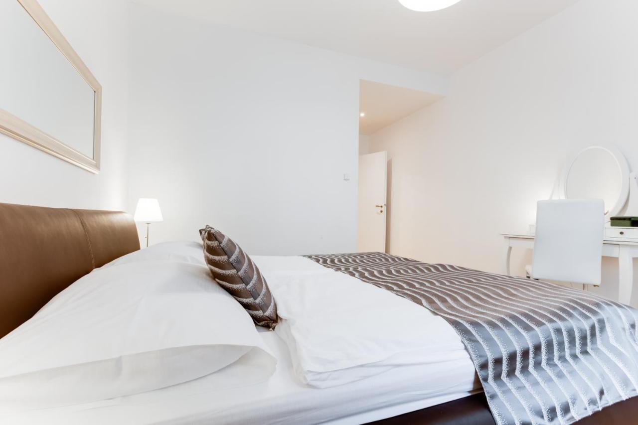 Exclusive Riverside Apartment In The Heart Of Praga Esterno foto