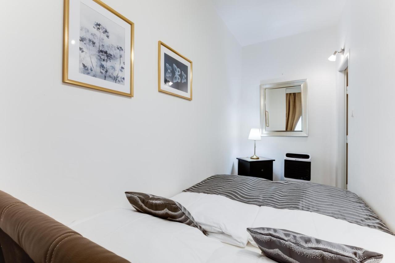 Exclusive Riverside Apartment In The Heart Of Praga Esterno foto