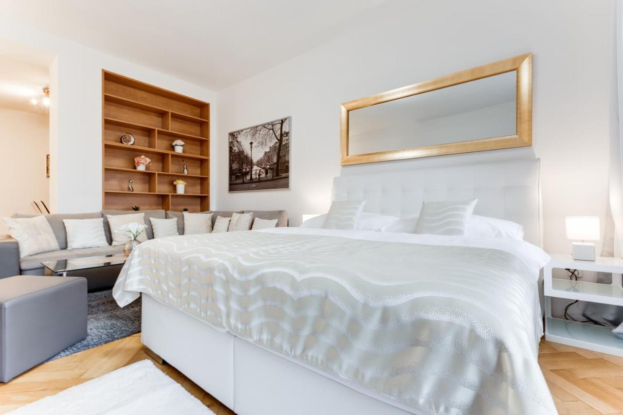Exclusive Riverside Apartment In The Heart Of Praga Esterno foto