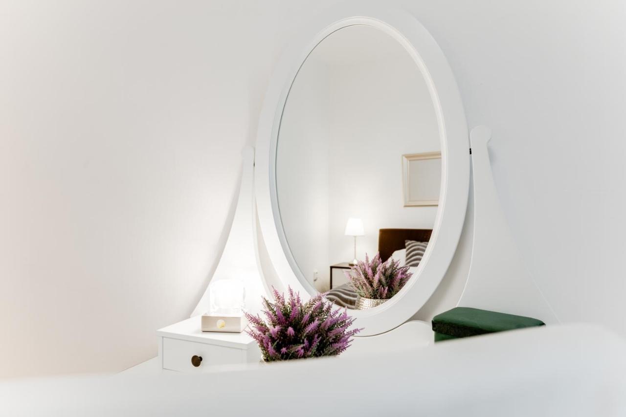 Exclusive Riverside Apartment In The Heart Of Praga Esterno foto