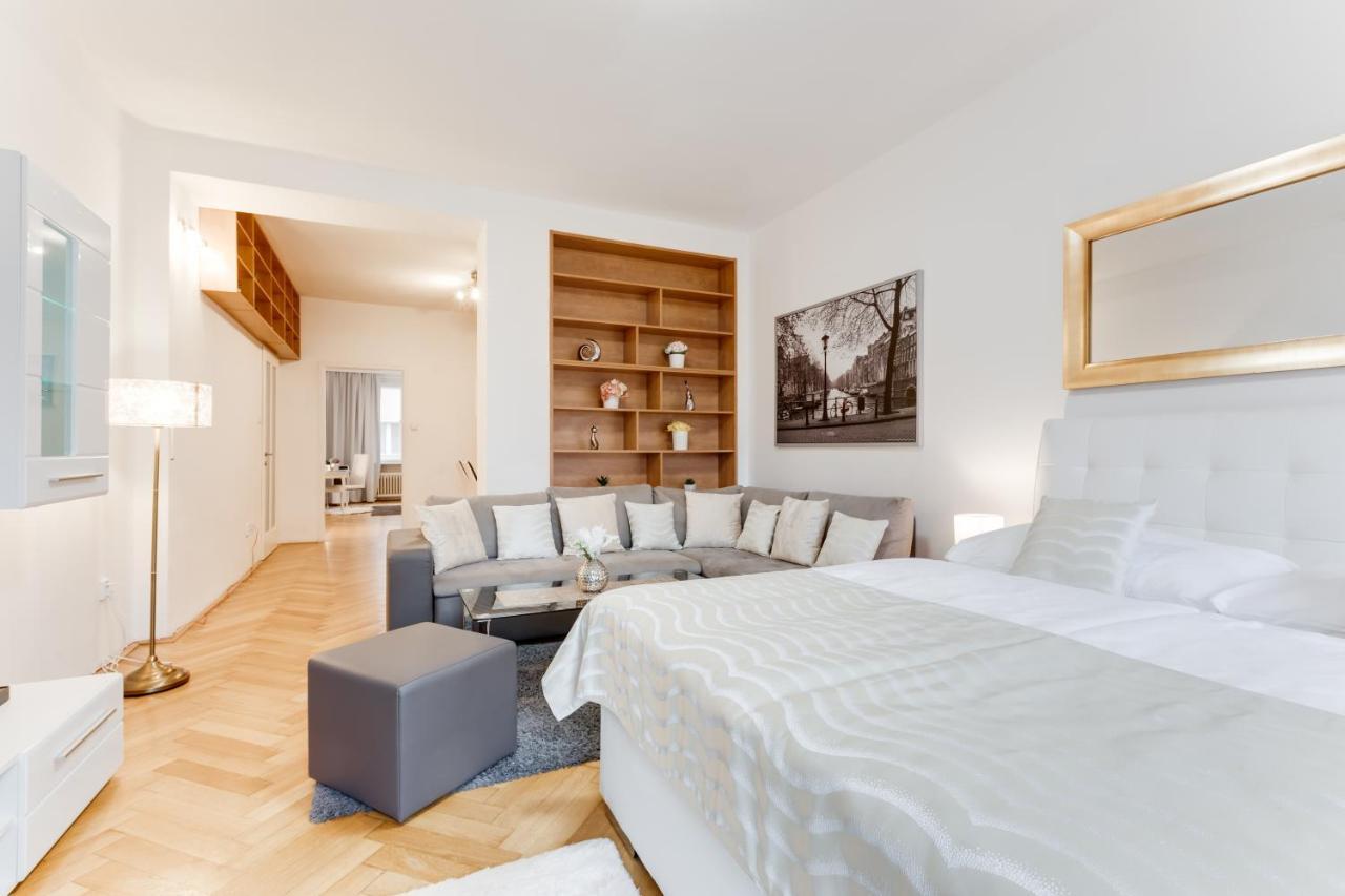 Exclusive Riverside Apartment In The Heart Of Praga Esterno foto